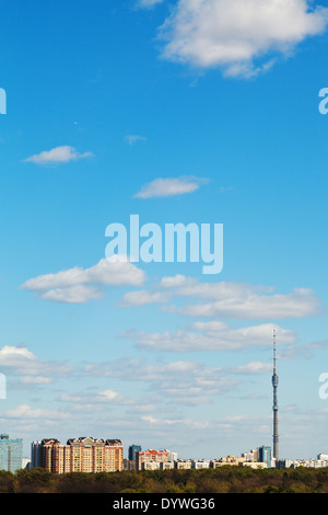 Vue de la ville avec la tour de télévision et parc urbain sous ciel bleu à Moscou, Russie Banque D'Images