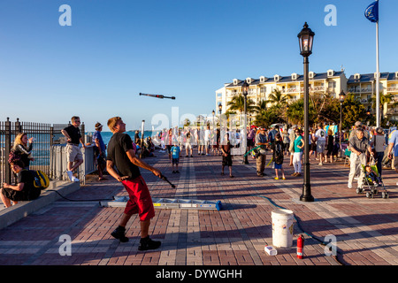 Un jongleur effectue au Sunset Celebration, Mallory Square, Key West, Floride, USA Banque D'Images