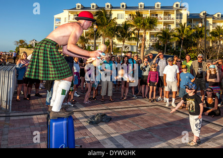 Un jongleur effectue au Sunset Celebration, Mallory Square, Key West, Floride, USA Banque D'Images