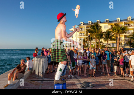 Un jongleur effectue au Sunset Celebration, Mallory Square, Key West, Floride, USA Banque D'Images