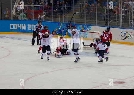 Hilary Knight (USA)-C-USA-Canada Le hockey sur glace féminin aux Jeux Olympiques d'hiver de Sotchi en 2014, Banque D'Images