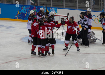 Les scores de l'équipe Canada-USA-Canada Le hockey sur glace féminin aux Jeux Olympiques d'hiver de Sotchi en 2014, Banque D'Images