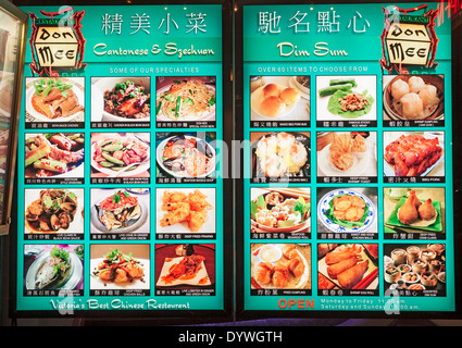 Menu de restaurant dans le quartier chinois lit up at night-Victoria, Colombie-Britannique, Canada. Banque D'Images