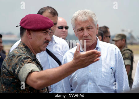 Le secrétaire américain à la défense Chuck Hagel a montré une capacité militaire au cours d'une visite de l'exposition le 25 avril 2014 à Guatemala City, Guatemala. Banque D'Images