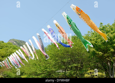 La carpe japonaise décoration de banderoles contre le ciel bleu Banque D'Images