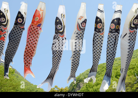 La carpe japonaise décoration de banderoles contre le ciel bleu Banque D'Images