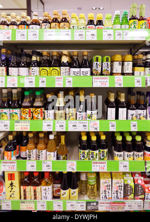 Sauces sur l'affichage dans un supermarché japonais. Tokyo, Japon. Banque D'Images