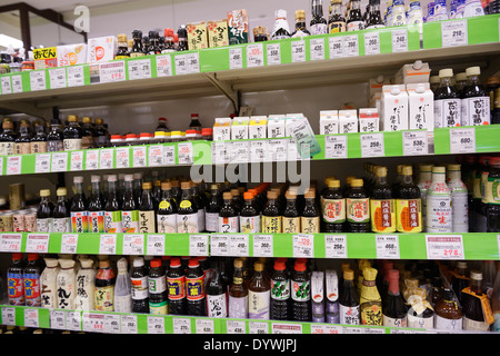 Sauces sur l'affichage dans un supermarché japonais. Tokyo, Japon. Banque D'Images