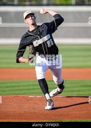 25 avril 2014 - Orlando, Floride, États-Unis : à partir UCF pitcher Eric Skoglund (25) au cours d'un match de baseball NCAA Rutgers Scarlet action entre les chevaliers et de l'UCF Knights. L'UCF (défait 3-1 Rutgers dans le jeu à 1 Jay Bergman Domaine d'Orlando, Floride Banque D'Images
