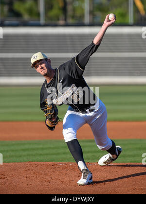 25 avril 2014 - Orlando, Floride, États-Unis : à partir UCF pitcher Eric Skoglund (25) au cours d'un match de baseball NCAA Rutgers Scarlet action entre les chevaliers et de l'UCF Knights. L'UCF (défait 3-1 Rutgers dans le jeu à 1 Jay Bergman Domaine d'Orlando, Floride Banque D'Images