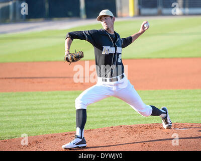 25 avril 2014 - Orlando, Floride, États-Unis : à partir UCF pitcher Eric Skoglund (25) au cours d'un match de baseball NCAA Rutgers Scarlet action entre les chevaliers et de l'UCF Knights. L'UCF (défait 3-1 Rutgers dans le jeu à 1 Jay Bergman Domaine d'Orlando, Floride Banque D'Images