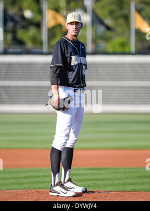 25 avril 2014 - Orlando, Floride, États-Unis : à partir UCF pitcher Eric Skoglund (25) au cours d'un match de baseball NCAA Rutgers Scarlet action entre les chevaliers et de l'UCF Knights. L'UCF (défait 3-1 Rutgers dans le jeu à 1 Jay Bergman Domaine d'Orlando, Floride Banque D'Images