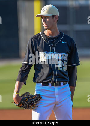 25 avril 2014 - Orlando, Floride, États-Unis : à partir UCF pitcher Eric Skoglund (25) au cours d'un match de baseball NCAA Rutgers Scarlet action entre les chevaliers et de l'UCF Knights. L'UCF (défait 3-1 Rutgers dans le jeu à 1 Jay Bergman Domaine d'Orlando, Floride Banque D'Images