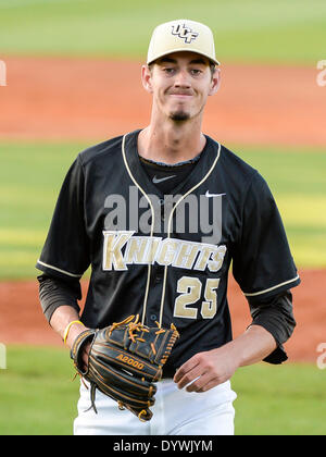 25 avril 2014 - Orlando, Floride, États-Unis : à partir UCF pitcher Eric Skoglund (25) au cours d'un match de baseball NCAA Rutgers Scarlet action entre les chevaliers et de l'UCF Knights. L'UCF (défait 3-1 Rutgers dans le jeu à 1 Jay Bergman Domaine d'Orlando, Floride Banque D'Images