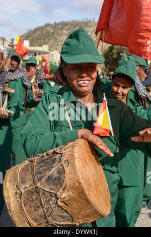 Soldat dans l'armée tigréenne marching band de tambour lors d'un festival à Mekele, Ethiopie Banque D'Images