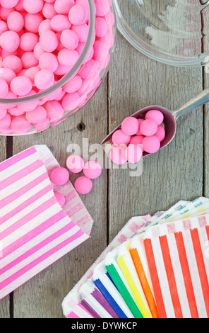 Bonbons à l'ancienne rose pot plein de peppermints distribué dans des sacs de bonbons. Banque D'Images