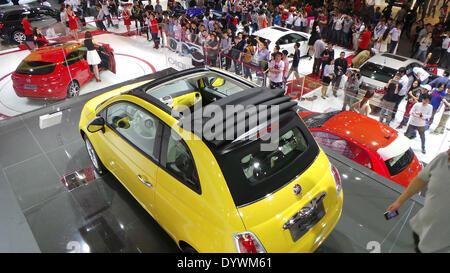 Beijing, Chine. Apr 25, 2014. Les visiteurs se rassemblent pour surveiller l'automobile au cours de l'exposition automobile internationale de Beijing, à Beijing, capitale de la Chine, le 25 avril 2014. Crédit : Li Mingfang/Xinhua/Alamy Live News Banque D'Images