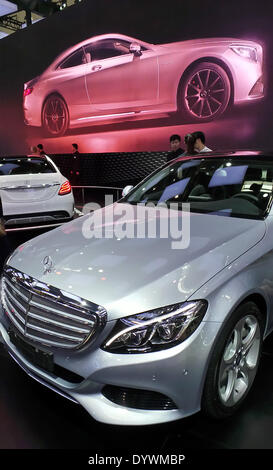 Beijing, Chine. Apr 25, 2014. Une voiture Mercedes C-class s'affiche au cours de l'exposition automobile internationale de Beijing, à Beijing, capitale de la Chine, le 25 avril 2014. Crédit : Li Mingfang/Xinhua/Alamy Live News Banque D'Images