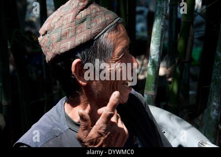 Yunnan, au Népal. Apr 25, 2014. Un miel hunter sourit avant d'aller à la chasse au miel, Lamjung Népal, le 25 avril 2014. La chasse au miel est une tradition séculaire ici au Népal. Les chasseurs de miel local montrer leurs compétences exceptionnelles en accrochant des falaises eux-mêmes aussi haut que 300 mètres en utilisant des échelles de bambou et le chanvre cordes, tandis que la récolte du miel. © Pratap Thapa/Xinhua/Alamy Live News Banque D'Images