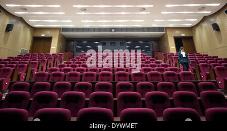 Shenyang. Apr 25, 2014. Photo prise le 25 avril 2014 montre un auditorium du nouveau Liaoning Provincial Archives à Shenyang, capitale de la province du Liaoning en Chine du nord-est. Les archives, qui sera ouverte au public de 8 h 30 le 1 mai, fournira gratuitement query service aux citoyens qui ont le droit de consulter des documents déclassifiés datant des Ming et des Qing (1368-1911). © Yao Jianfeng/Xinhua/Alamy Live News Banque D'Images