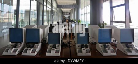 Shenyang. Apr 25, 2014. Photo prise le 25 avril 2014 salons de lecture de la micrographie archives le nouvel Liaoning Provincial Archives à Shenyang, capitale de la province du Liaoning en Chine du nord-est. Les archives, qui sera ouverte au public de 8 h 30 le 1 mai, fournira gratuitement query service aux citoyens qui ont le droit de consulter des documents déclassifiés datant des Ming et des Qing (1368-1911). © Yao Jianfeng/Xinhua/Alamy Live News Banque D'Images