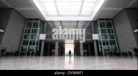 Shenyang. Apr 25, 2014. Photo prise le 25 avril 2014 montre le hall de la nouvel Liaoning Provincial Archives à Shenyang, capitale de la province du Liaoning en Chine du nord-est. Les archives, qui sera ouverte au public de 8 h 30 le 1 mai, fournira gratuitement query service aux citoyens qui ont le droit de consulter des documents déclassifiés datant des Ming et des Qing (1368-1911). © Yao Jianfeng/Xinhua/Alamy Live News Banque D'Images