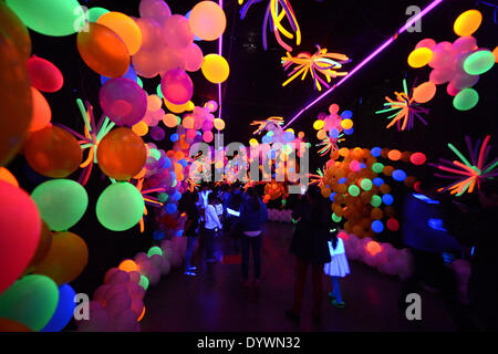Hefei, Chine, Anhui Province. Apr 26, 2014. Les enfants et les parents à visiter le ballon Carnaval à Hefei, capitale de la Province d'Anhui en Chine orientale, le 26 avril 2014. Credit : Zhang Duan/Xinhua/Alamy Live News Banque D'Images