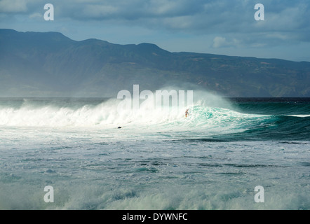 Surfeurs de la célèbre plage de Hookipa dans le North Shore de Maui. Banque D'Images