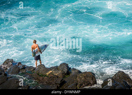 Surfeurs de la célèbre plage de Hookipa dans le North Shore de Maui. Banque D'Images