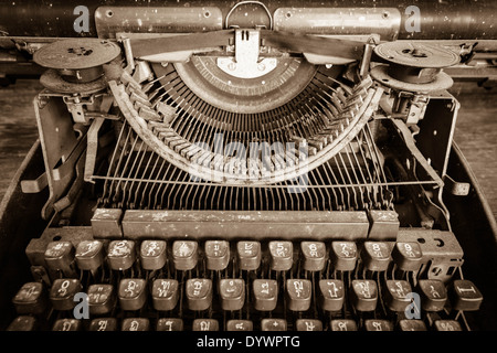 Vue d'une antique machine à écrire Underwood manuel sur sépia Banque D'Images