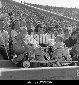 Foule (avec les mères et les bébés) lors d'un rassemblement politique pour le sénateur Barry Goldwater, San Diego, Californie, États-Unis au début des années 1960 Banque D'Images