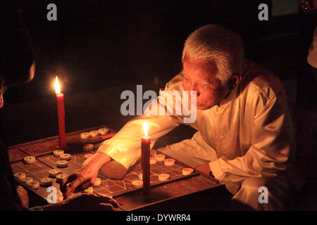 Vieil homme jouant asiatiques Xiangqi (échecs chinois) Banque D'Images