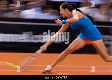 Stuttgart, Allemagne. Apr 25, 2014. 23 11 de la Serbie renvoie la balle à Kuznetsova de la Russie durant la durant le quart de finale match du tournoi de tennis WTA à Stuttgart, Allemagne, 25 avril 2014. Photo : SEBASTIAN KAHNERT/dpa/Alamy Live News Banque D'Images