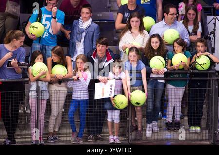 Stuttgart, Allemagne. Apr 25, 2014. Les jeunes fans attendre les joueurs de tennis, de signer leurs grandes balles de tennis pendant le tournoi de tennis WTA à Stuttgart, Allemagne, 25 avril 2014. Photo : SEBASTIAN KAHNERT/dpa/Alamy Live News Banque D'Images