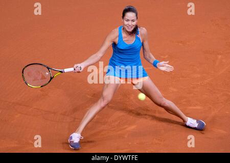 Stuttgart, Allemagne. Apr 25, 2014. 23 11 de la Serbie renvoie la balle à Kuznetsova de la Russie durant la durant le quart de finale match du tournoi de tennis WTA à Stuttgart, Allemagne, 25 avril 2014. Photo : SEBASTIAN KAHNERT/dpa/Alamy Live News Banque D'Images