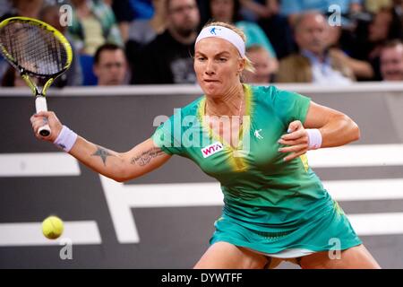 Stuttgart, Allemagne. Apr 25, 2014. Svetlana Kusnezowa de Russie renvoie la balle à Ana Ivanovic de la Serbie au cours de la au cours du quart de finale du tournoi WTA de Stuttgart, Allemagne, 25 avril 2014. Photo : SEBASTIAN KAHNERT/dpa/Alamy Live News Banque D'Images