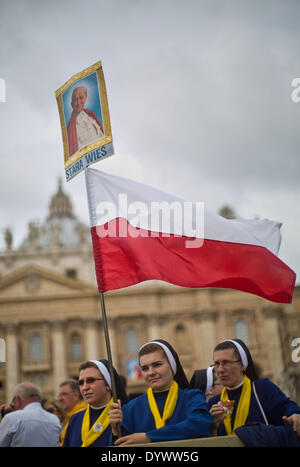 Vatican, Rome, Italie. Apr 26, 2014. Sœurs polonaises tenir un drapeau polonais et une photo de feu le Pape Jean Paul II sur la Place Saint-Pierre au Vatican, le 26 avril 2014. Environ un million de pèlerins et de touristes sont attendus à Rome, lorsque le Pape Jean XXIII et le Pape Jean Paul II sera canonisé par le Pape François le 27 avril 2014. Crédit : MICHAEL KAPPELER/dpa/Alamy Live News Banque D'Images