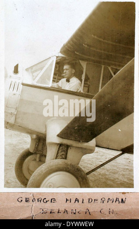 Cette image de l'album de Fred Alvin Jones montre Fred Alvin Jones, un pilote pour Eastern Airlines. Il met en valeur son rôle dans le développement de l'aviation commerciale et sa contribution aux opérations d'Eastern Airlines. Banque D'Images