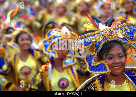 Manille, Philippines. Apr 26, 2014. Danseurs exécuter pendant l'Aliwan Fiesta, un événement annuel culturel, à Manille, Philippines, le 26 avril 2014. Credit : Rouelle Umali/Xinhua/Alamy Live News Banque D'Images