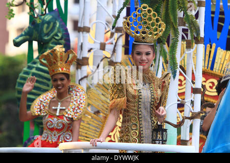 Manille, Philippines. Apr 26, 2014. Concours de beauté présentent des candidats au cours de l'Aliwan Fiesta, un événement annuel culturel, à Manille, Philippines, le 26 avril 2014. Credit : Rouelle Umali/Xinhua/Alamy Live News Banque D'Images