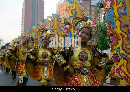 Manille, Philippines. Apr 26, 2014. Danseurs exécuter pendant l'Aliwan Fiesta, un événement annuel culturel, à Manille, Philippines, le 26 avril 2014. Credit : Rouelle Umali/Xinhua/Alamy Live News Banque D'Images