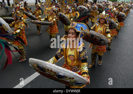 Manille, Philippines. Apr 26, 2014. Danseurs exécuter pendant l'Aliwan Fiesta, un événement annuel culturel, à Manille, Philippines, le 26 avril 2014. Credit : Rouelle Umali/Xinhua/Alamy Live News Banque D'Images