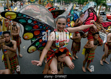 Manille, Philippines. Apr 26, 2014. Danseurs exécuter pendant l'Aliwan Fiesta, un événement annuel culturel, à Manille, Philippines, le 26 avril 2014. Credit : Rouelle Umali/Xinhua/Alamy Live News Banque D'Images