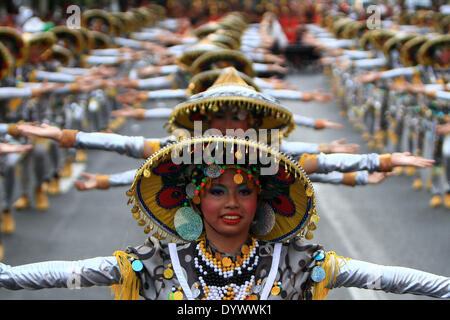 Manille, Philippines. Apr 26, 2014. Danseurs exécuter pendant l'Aliwan Fiesta, un événement annuel culturel, à Manille, Philippines, le 26 avril 2014. Credit : Rouelle Umali/Xinhua/Alamy Live News Banque D'Images