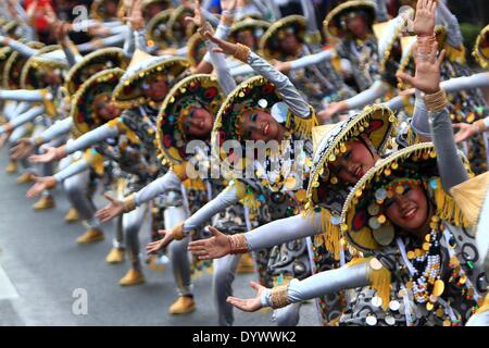 Manille, Philippines. Apr 26, 2014. Danseurs exécuter pendant l'Aliwan Fiesta, un événement annuel culturel, à Manille, Philippines, le 26 avril 2014. Credit : Rouelle Umali/Xinhua/Alamy Live News Banque D'Images