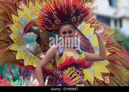 Manille, Philippines. Apr 26, 2014. Concours de beauté présentent des candidats au cours de l'Aliwan Fiesta, un événement annuel culturel, à Manille, Philippines, le 26 avril 2014. Credit : Rouelle Umali/Xinhua/Alamy Live News Banque D'Images