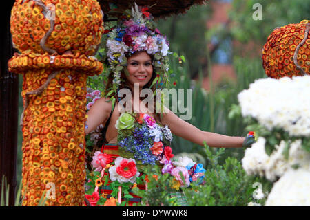 Manille, Philippines. Apr 26, 2014. Concours de beauté présentent des candidats au cours de l'Aliwan Fiesta, un événement annuel culturel, à Manille, Philippines, le 26 avril 2014. Credit : Rouelle Umali/Xinhua/Alamy Live News Banque D'Images