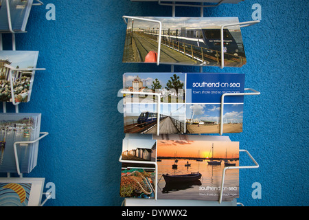 Cartes postales à vendre à Southend-on-Sea, Essex, Angleterre, Royaume-Uni. Le Southend cartes postales sont affichées dans un rack sur un fond bleu. Banque D'Images