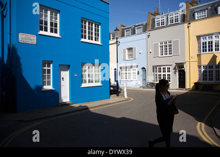 Peintes de couleurs vives des maisons mitoyennes dans le quartier exclusif de Godfrey Street à Chelsea, à l'ouest de Londres, Royaume-Uni. Banque D'Images