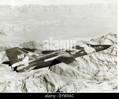 Le F-111A Aardvark était un bombardier et chasseur tactique avancé développé par General Dynamics. Connu pour ses ailes à flèche variable, il a été un élément clé des capacités stratégiques de l'US Air Force pendant la guerre froide. Banque D'Images